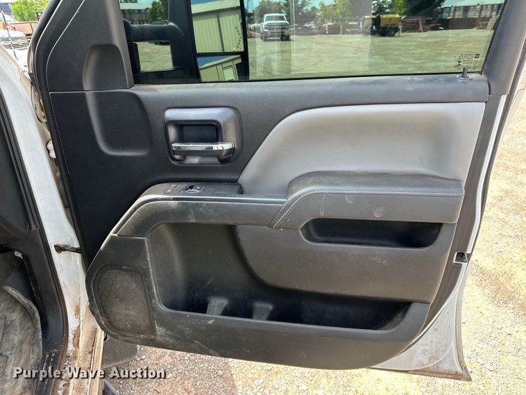 image for item NR9918 2015 Chevrolet  Silverado 2500HD Crew Cab pickup truck