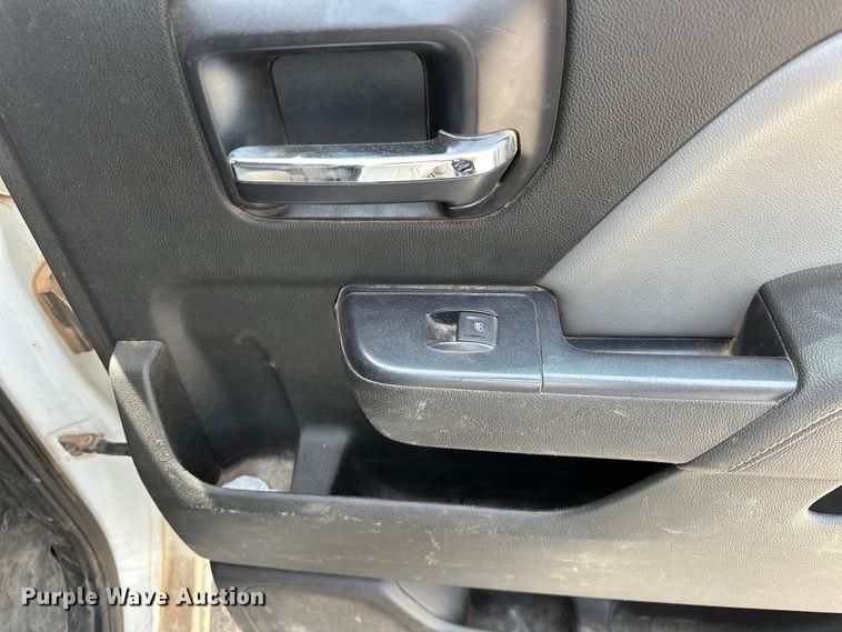 image for item NR9918 2015 Chevrolet  Silverado 2500HD Crew Cab pickup truck