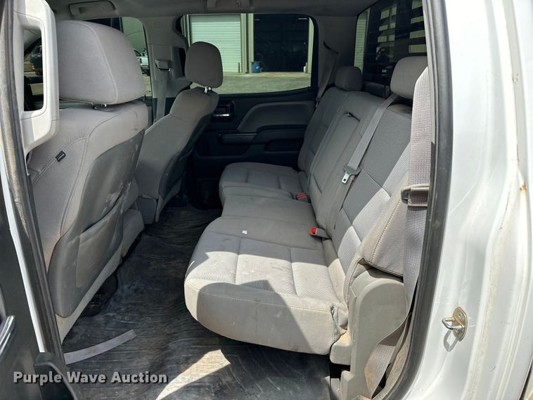 image for item NR9918 2015 Chevrolet  Silverado 2500HD Crew Cab pickup truck