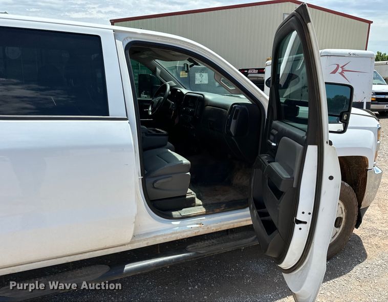 image for item NR9919 2015 Chevrolet  Silverado 2500HD Crew Cab pickup truck