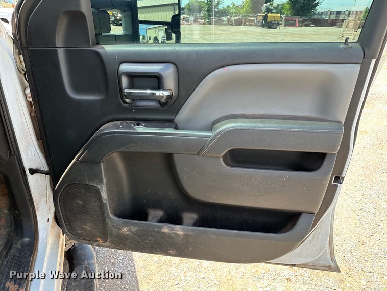 image for item NR9919 2015 Chevrolet  Silverado 2500HD Crew Cab pickup truck