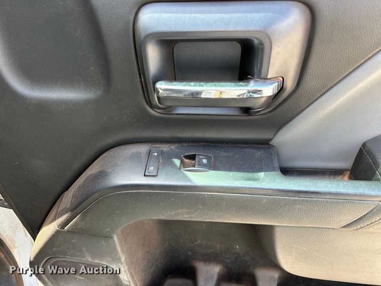 image for item NR9919 2015 Chevrolet  Silverado 2500HD Crew Cab pickup truck