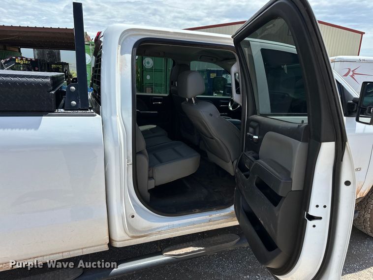 image for item NR9919 2015 Chevrolet  Silverado 2500HD Crew Cab pickup truck