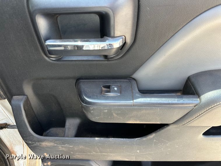 image for item NR9919 2015 Chevrolet  Silverado 2500HD Crew Cab pickup truck