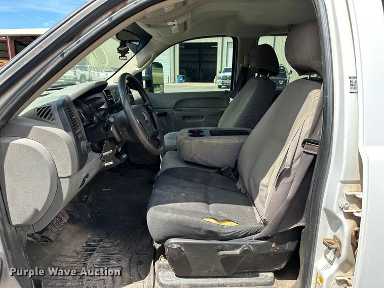 image for item NR9920 2013 Chevrolet  Silverado 3500HD Crew Cab pickup truck