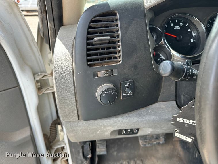 image for item NR9920 2013 Chevrolet  Silverado 3500HD Crew Cab pickup truck