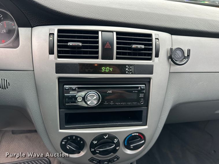 image for item NT9372 2004 Suzuki  Forenza 