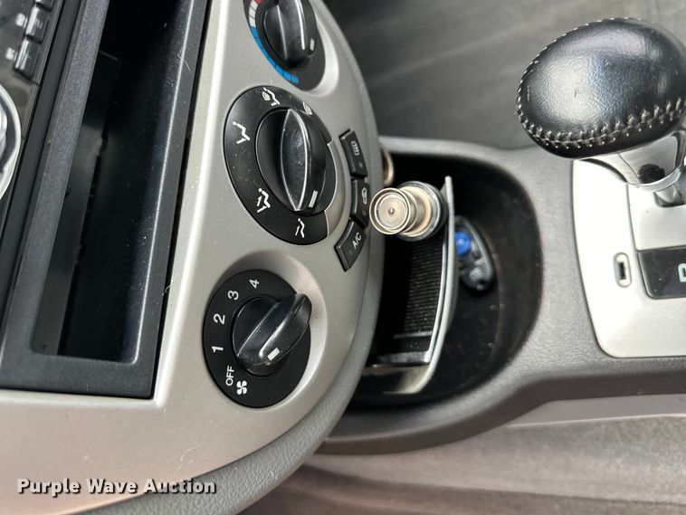 image for item NT9372 2004 Suzuki  Forenza 