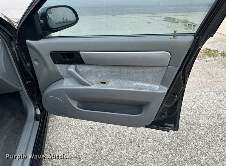 image for item NT9372 2004 Suzuki  Forenza 