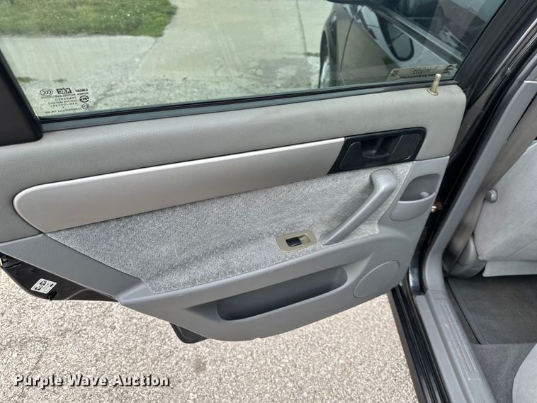 image for item NT9372 2004 Suzuki  Forenza 