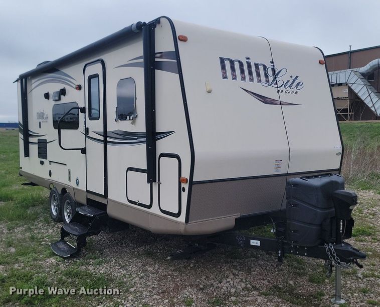 image for item NZ9825 2015 Forest River Rockwood Mini Lite camper