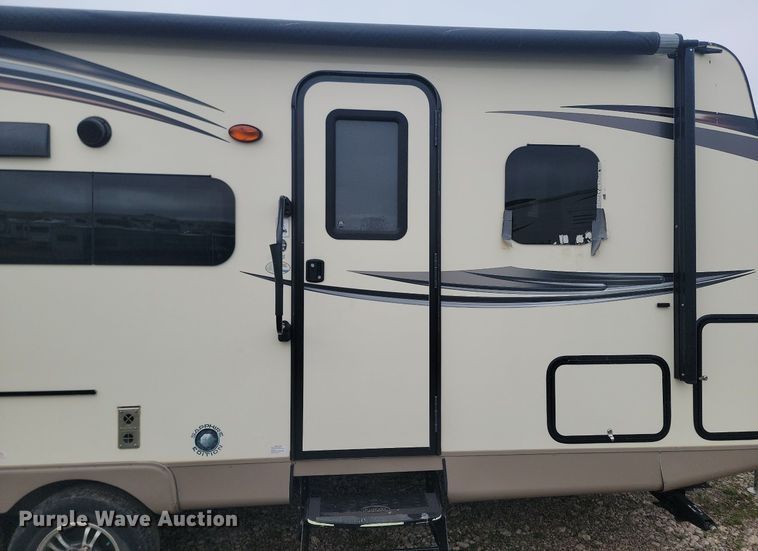 image for item NZ9825 2015 Forest River Rockwood Mini Lite camper