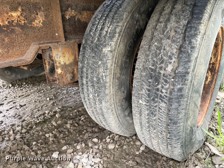 image for item OG9952 2002 Redi Haul  R26210 tilt deck equipment trailer