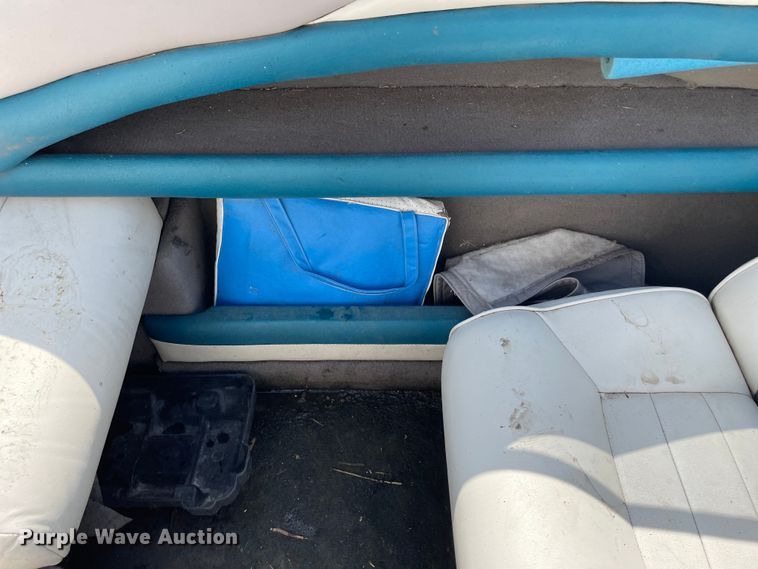 image for item OG9981 1992 Bayliner  Capri boat