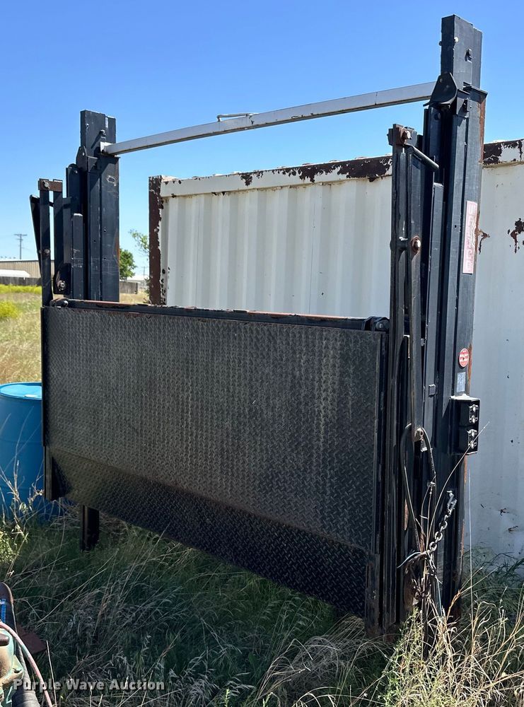 image for item OI9130 2013 Waltco RGL50 end gate lift