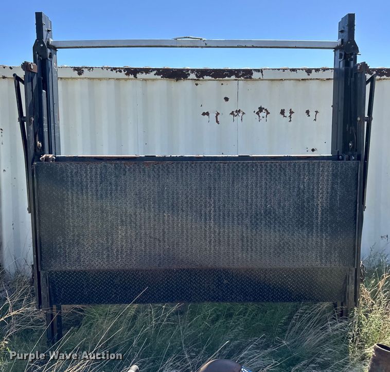 image for item OI9130 2013 Waltco RGL50 end gate lift