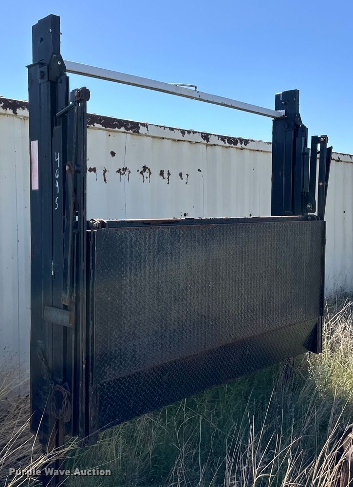 image for item OI9130 2013 Waltco RGL50 end gate lift