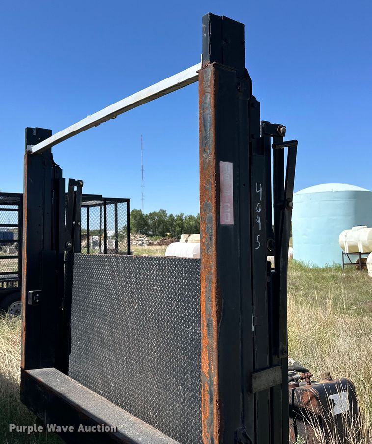 image for item OI9130 2013 Waltco RGL50 end gate lift