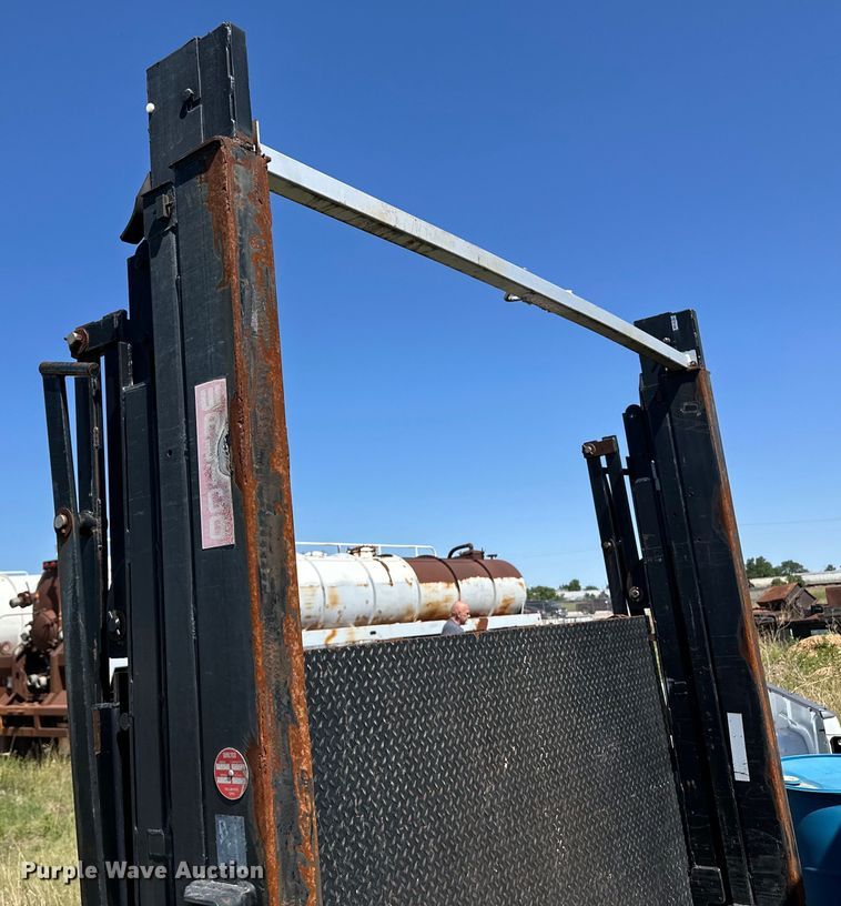 image for item OI9130 2013 Waltco RGL50 end gate lift