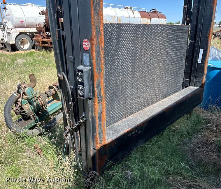 image for item OI9130 2013 Waltco RGL50 end gate lift
