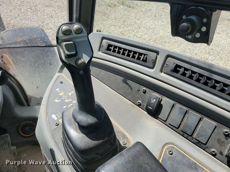 image for item DG0615 2022 JCB 407 T4 wheel loader