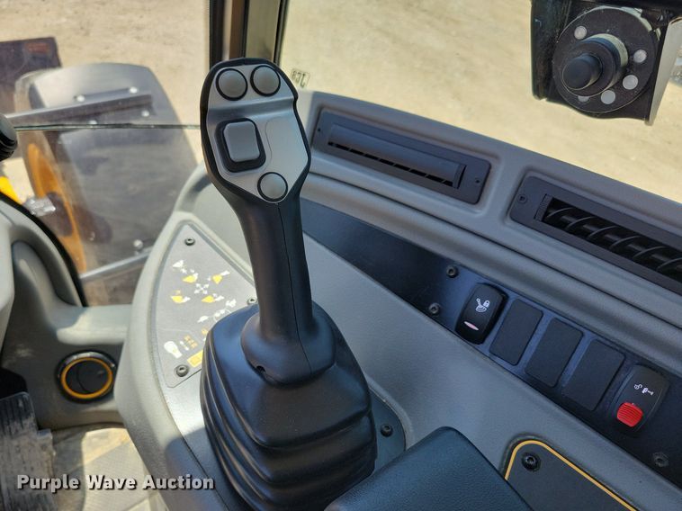 image for item DG0617 2022 JCB 407 wheel loader