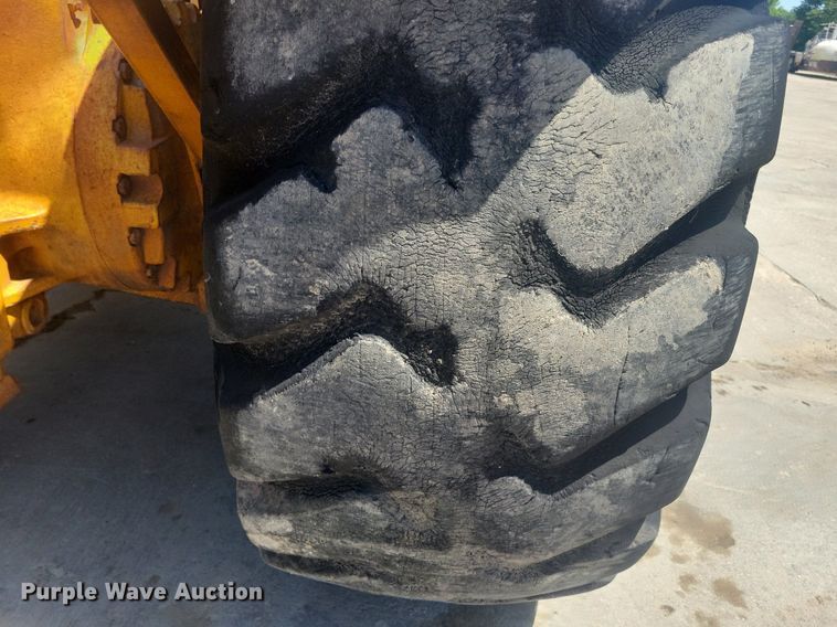 image for item DG0620 John Deere 760 scraper tractor