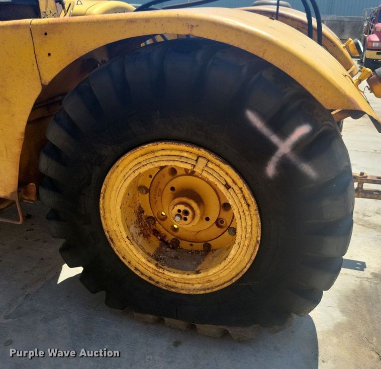 image for item DG0620 John Deere 760 scraper tractor