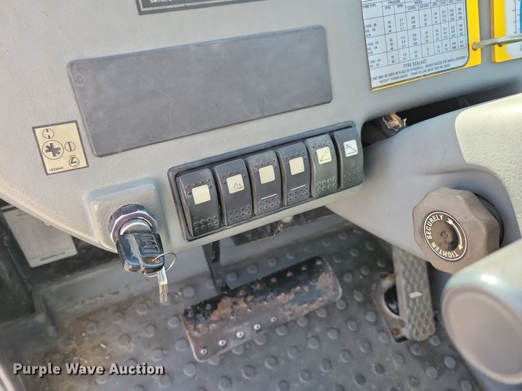 image for item DG0633 1997 Caterpillar TH63 telehandler