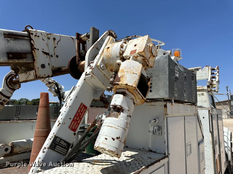 image for item DK6630 1998 International  4700 bucket truck