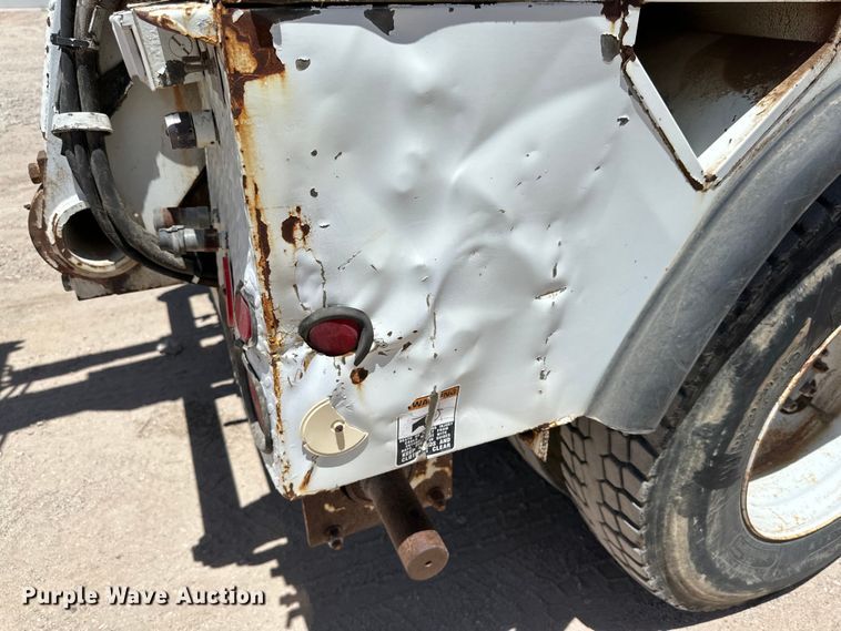 image for item DK6630 1998 International  4700 bucket truck