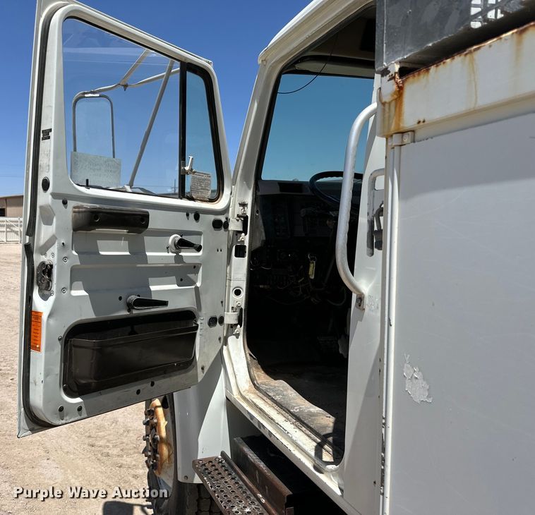 image for item DK6630 1998 International  4700 bucket truck