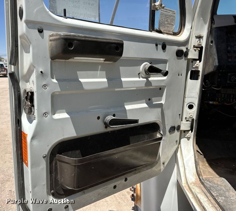 image for item DK6630 1998 International  4700 bucket truck