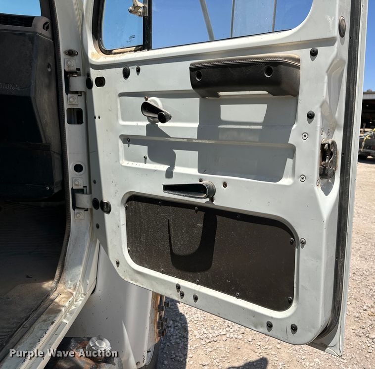 image for item DK6630 1998 International  4700 bucket truck