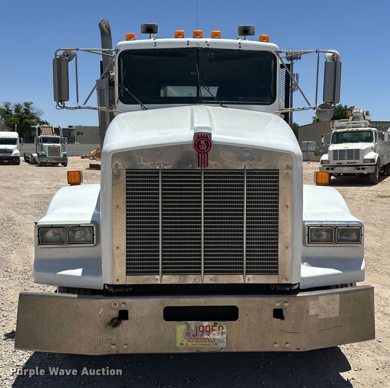 image for item DK6631 1996 Kenworth  T800 flatbed truck with mud mixing system