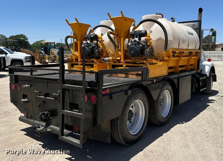 image for item DK6631 1996 Kenworth  T800 flatbed truck with mud mixing system