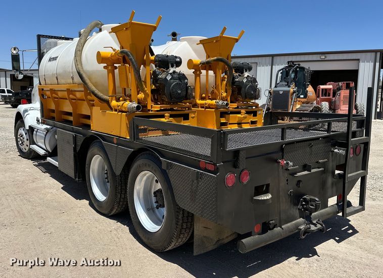 image for item DK6631 1996 Kenworth  T800 flatbed truck with mud mixing system