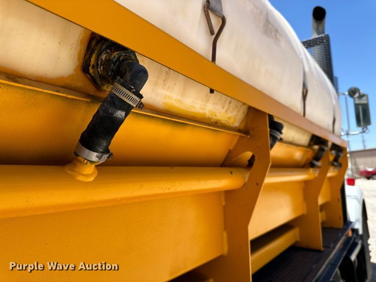 image for item DK6631 1996 Kenworth  T800 flatbed truck with mud mixing system