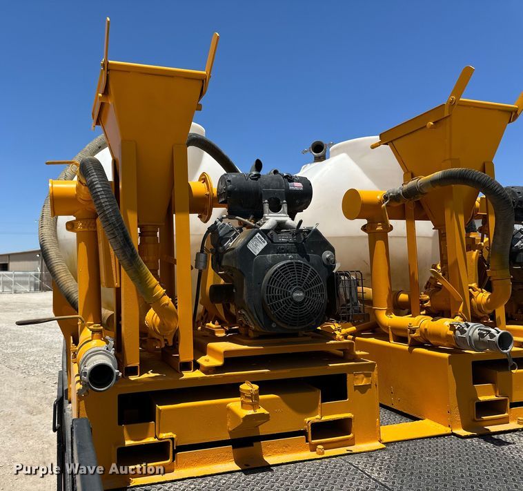 image for item DK6631 1996 Kenworth  T800 flatbed truck with mud mixing system