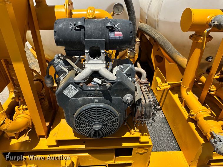 image for item DK6631 1996 Kenworth  T800 flatbed truck with mud mixing system