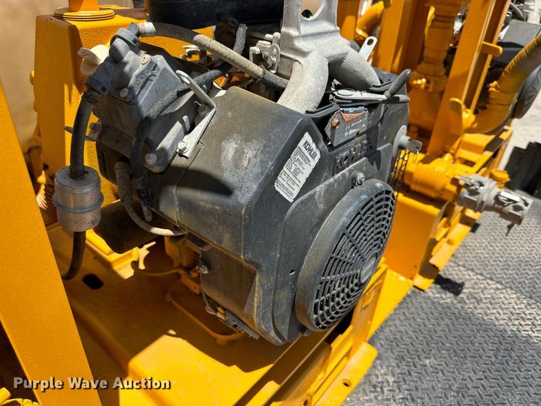 image for item DK6631 1996 Kenworth  T800 flatbed truck with mud mixing system