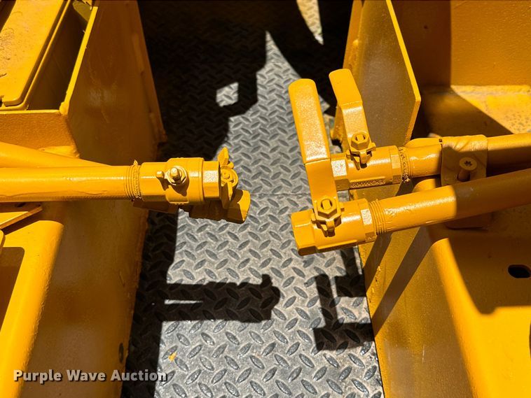 image for item DK6631 1996 Kenworth  T800 flatbed truck with mud mixing system