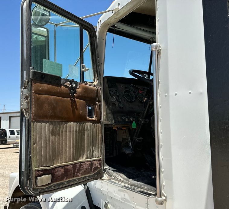 image for item DK6631 1996 Kenworth  T800 flatbed truck with mud mixing system