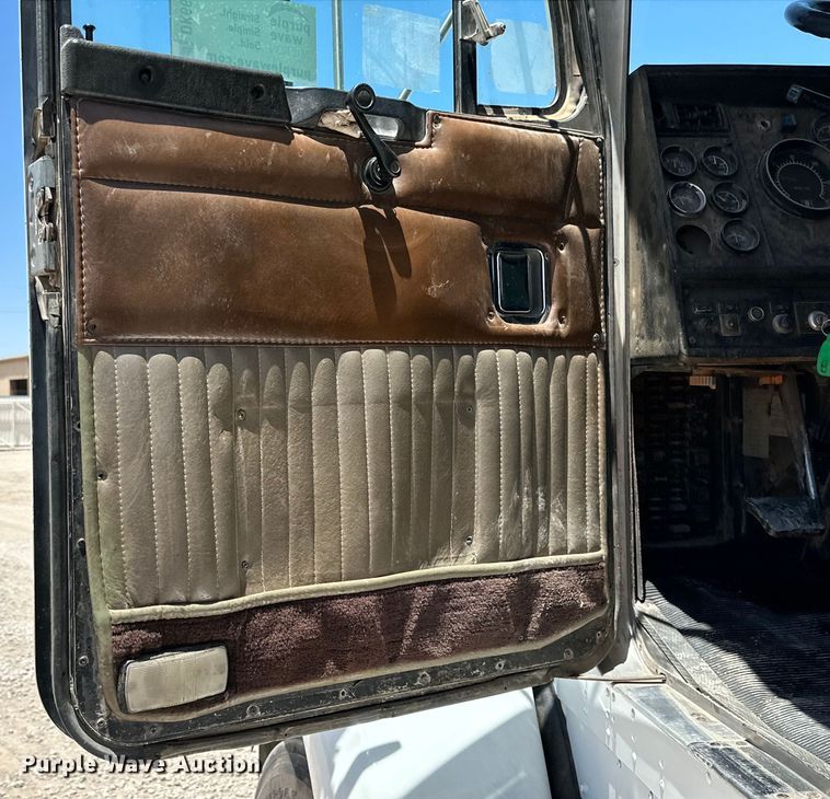 image for item DK6631 1996 Kenworth  T800 flatbed truck with mud mixing system