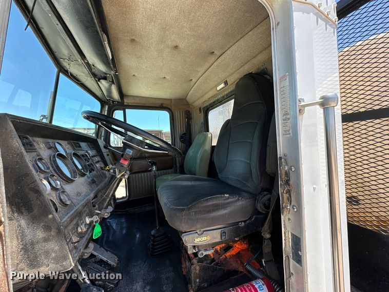 image for item DK6631 1996 Kenworth  T800 flatbed truck with mud mixing system