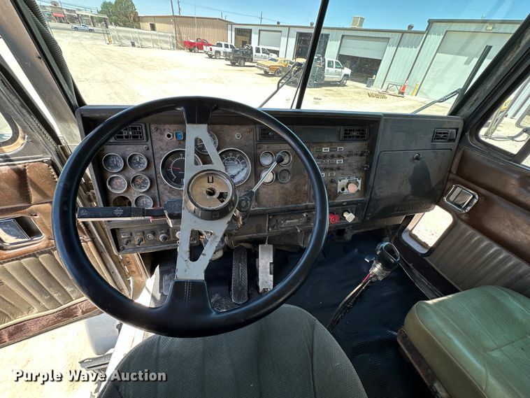 image for item DK6631 1996 Kenworth  T800 flatbed truck with mud mixing system