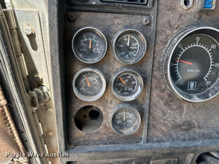 image for item DK6631 1996 Kenworth  T800 flatbed truck with mud mixing system