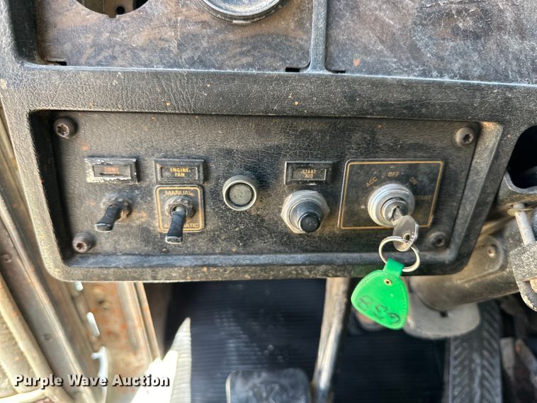 image for item DK6631 1996 Kenworth  T800 flatbed truck with mud mixing system