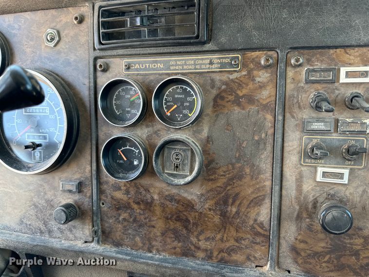 image for item DK6631 1996 Kenworth  T800 flatbed truck with mud mixing system