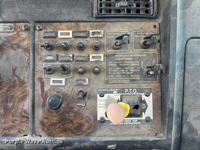 image for item DK6631 1996 Kenworth  T800 flatbed truck with mud mixing system